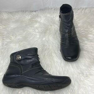 Clarks‎ Artisan Black Leather Ruched Side Zip Booties Sz 8.5